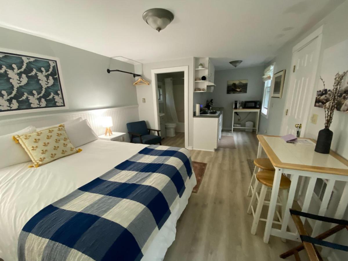 Hanscom's & Hotel 3*